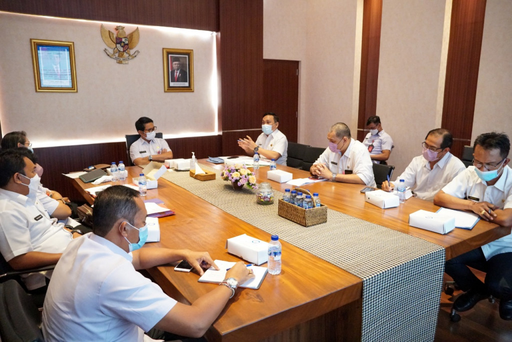 Sekda Adi Arnawa Pimpin Rapat Terkait APBDes TA. 2022